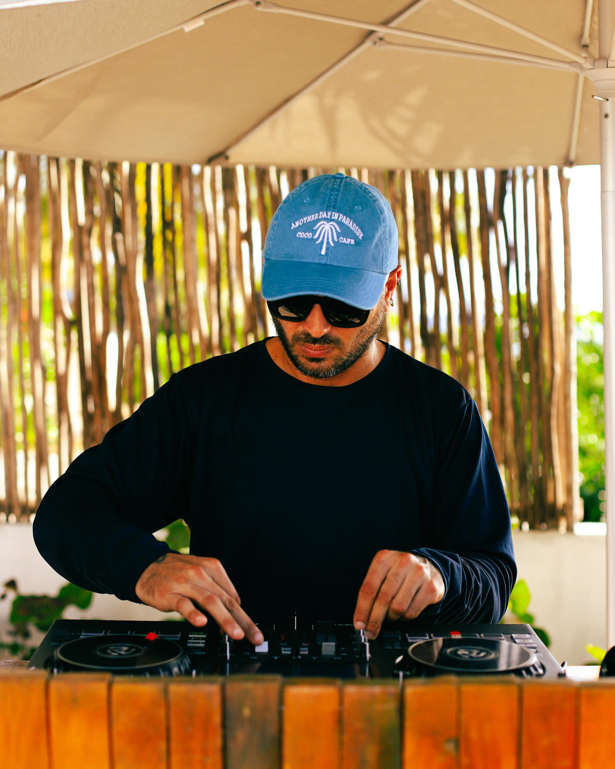 In Paradise-gorra azul con bordado