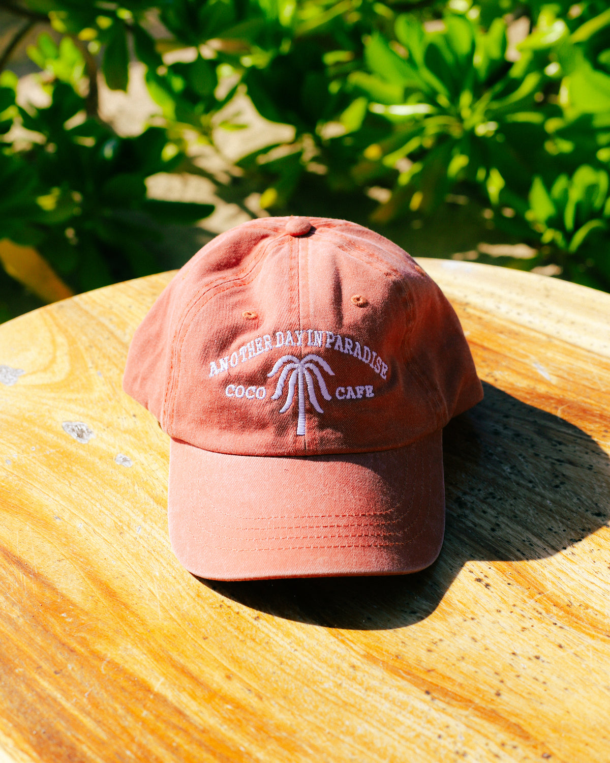 In Paradise-gorra salmon con bordado