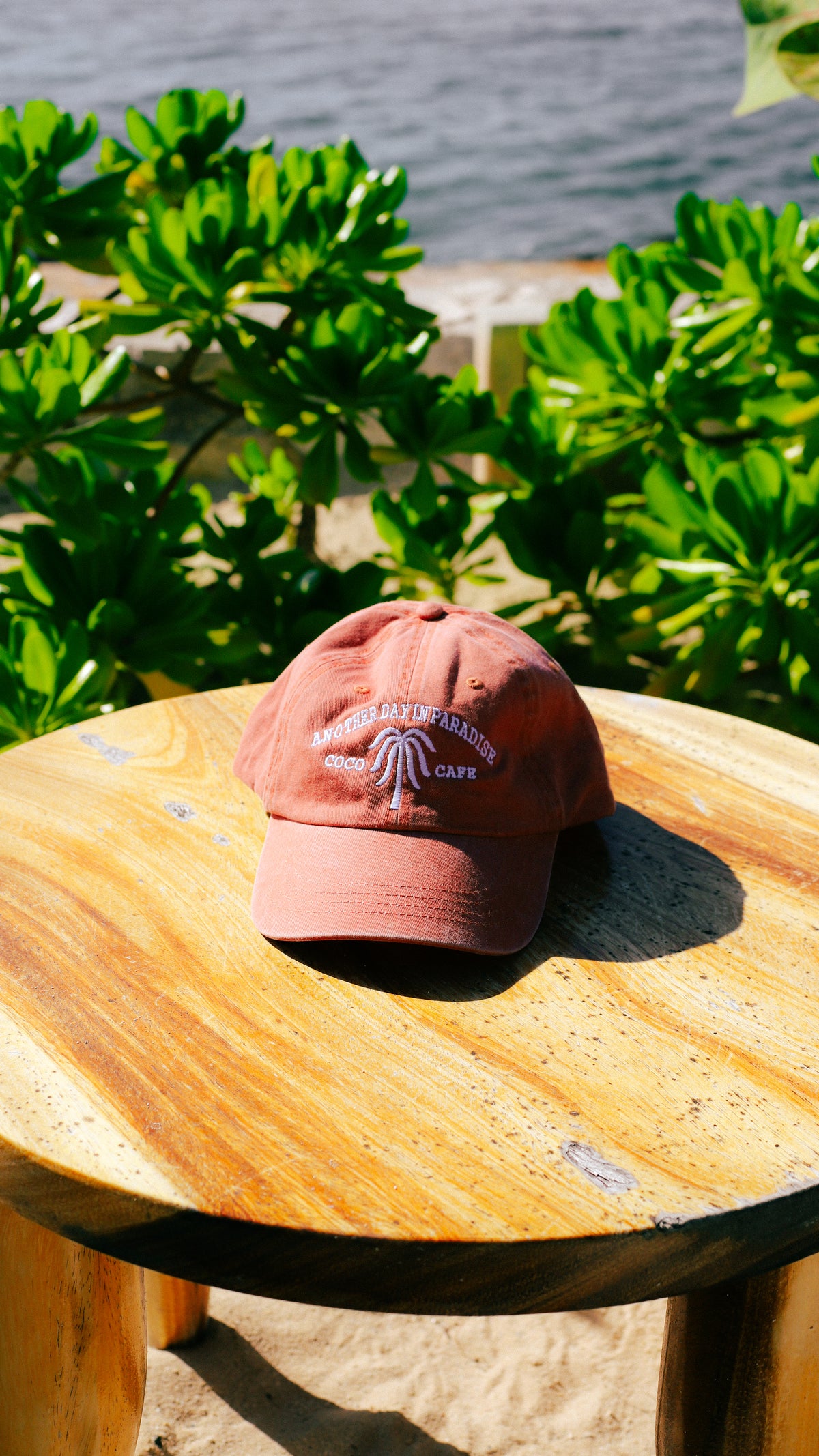 In Paradise-gorra salmon con bordado
