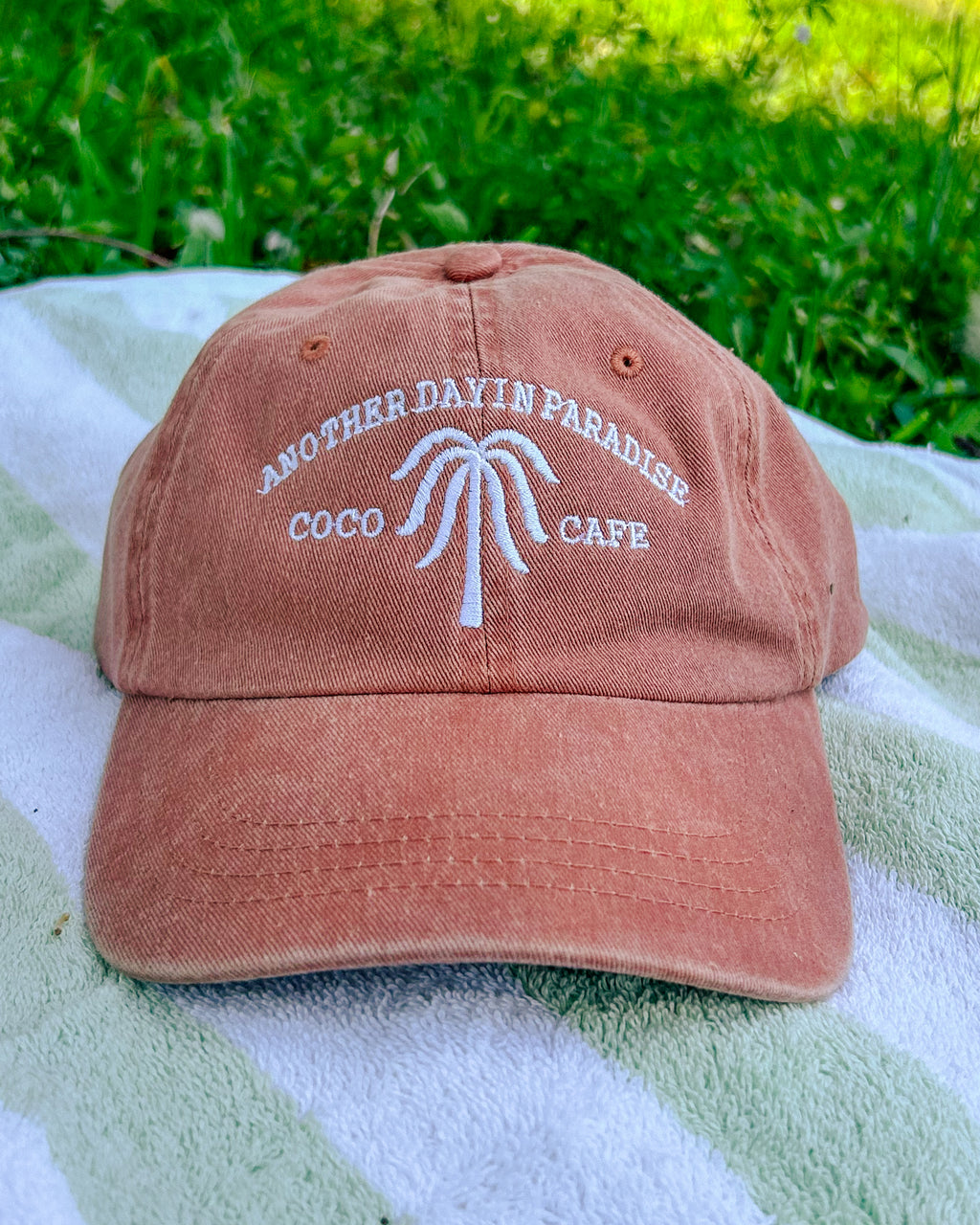 In Paradise-gorra salmon con bordado