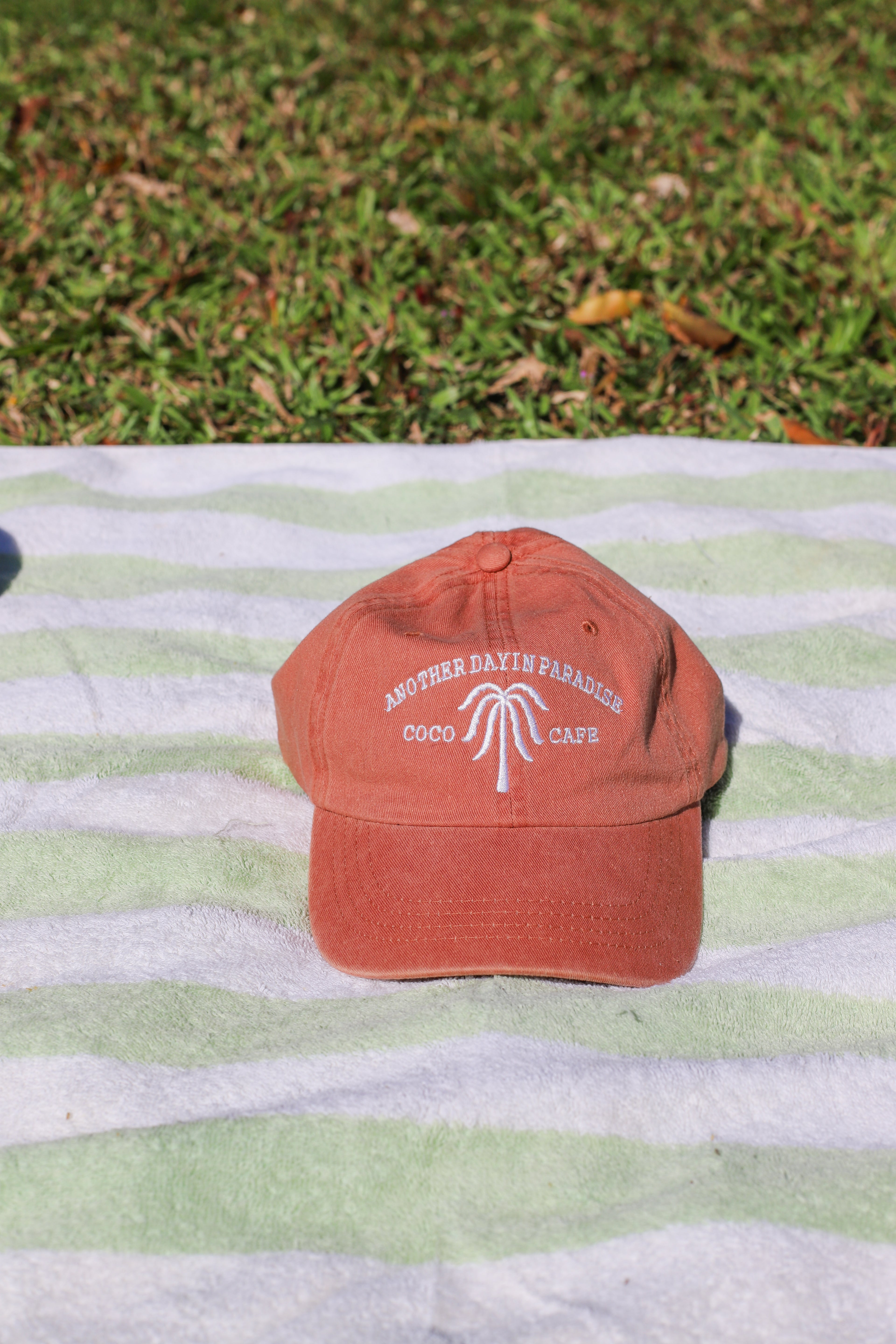 In Paradise-gorra salmon con bordado